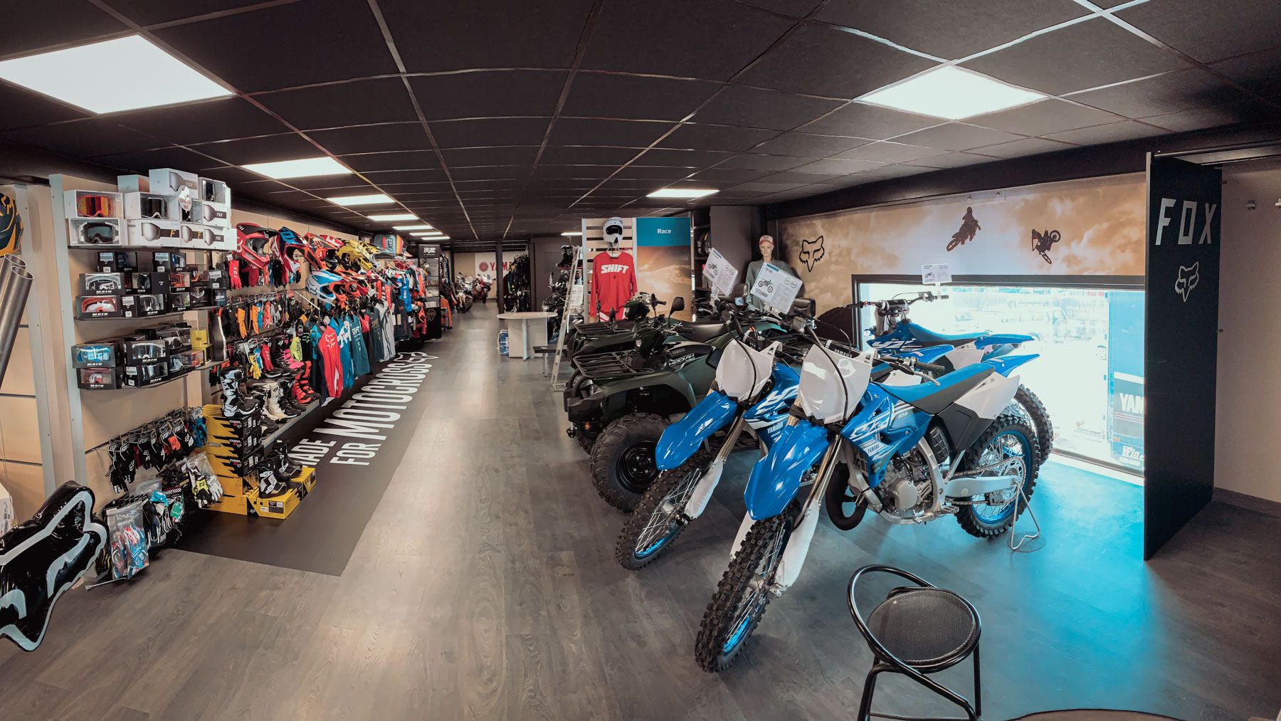 Diseño de espacio para tienda de accesorios de moto FOX