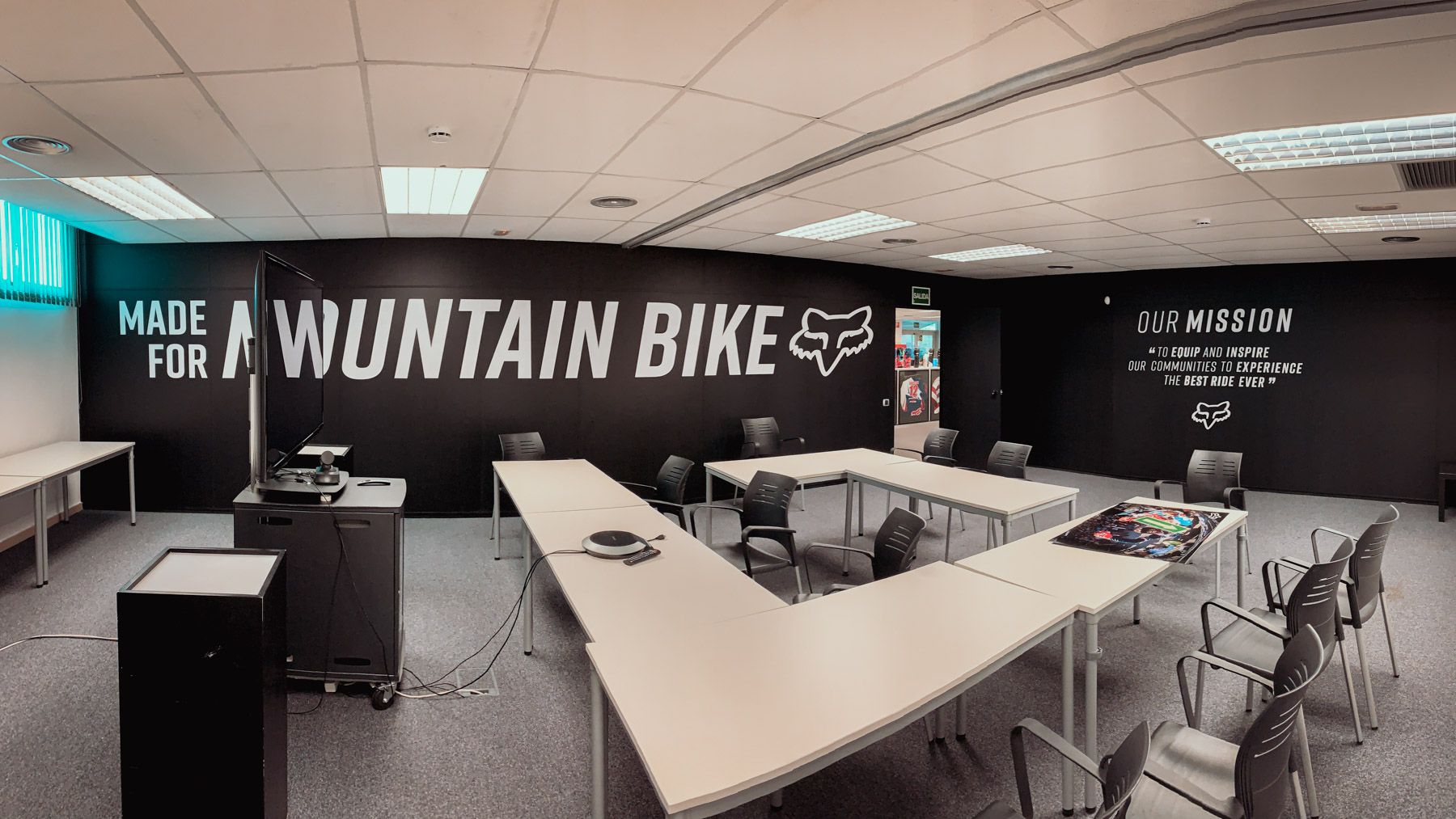 Diseño de espacio para tienda de accesorios de moto FOX