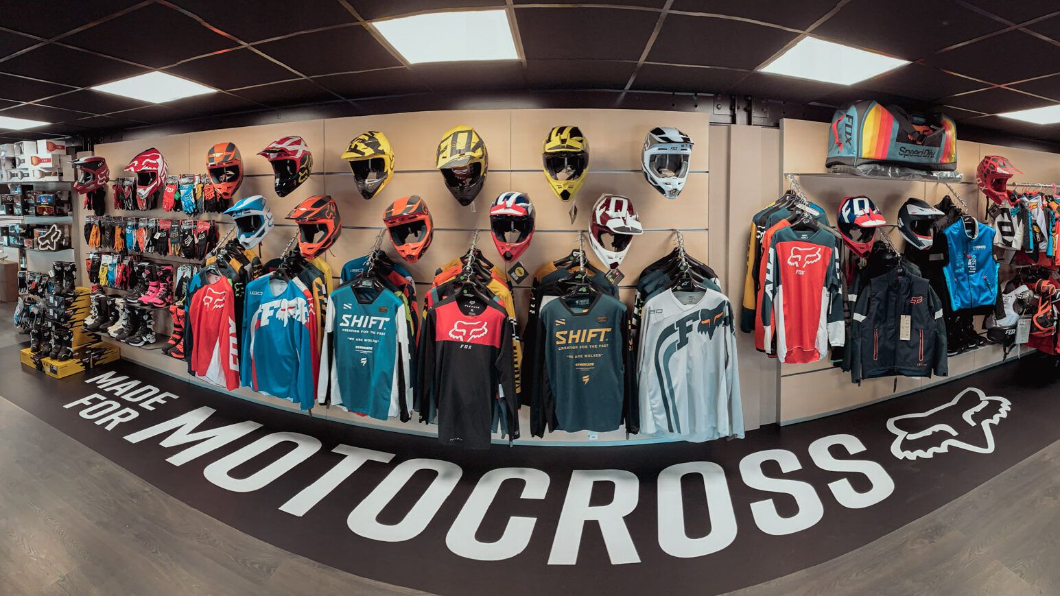 Diseño de espacio para tienda de accesorios de moto FOX