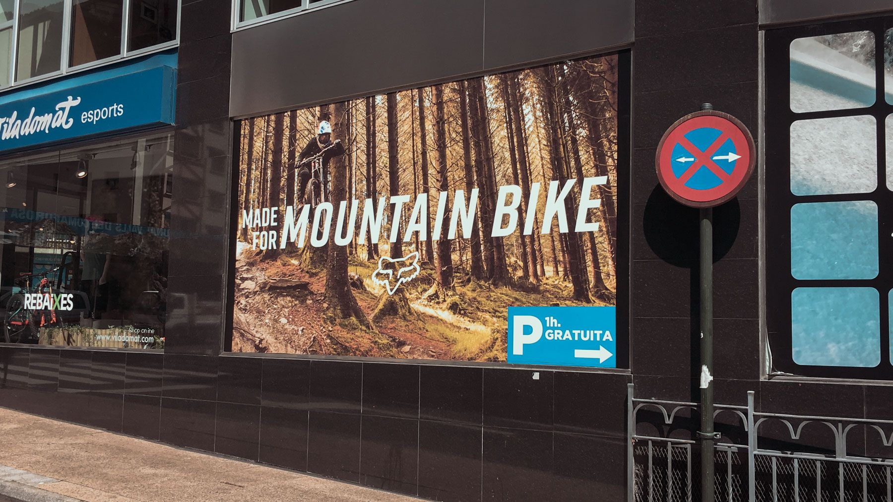 Diseño de espacio para tienda de accesorios de moto FOX