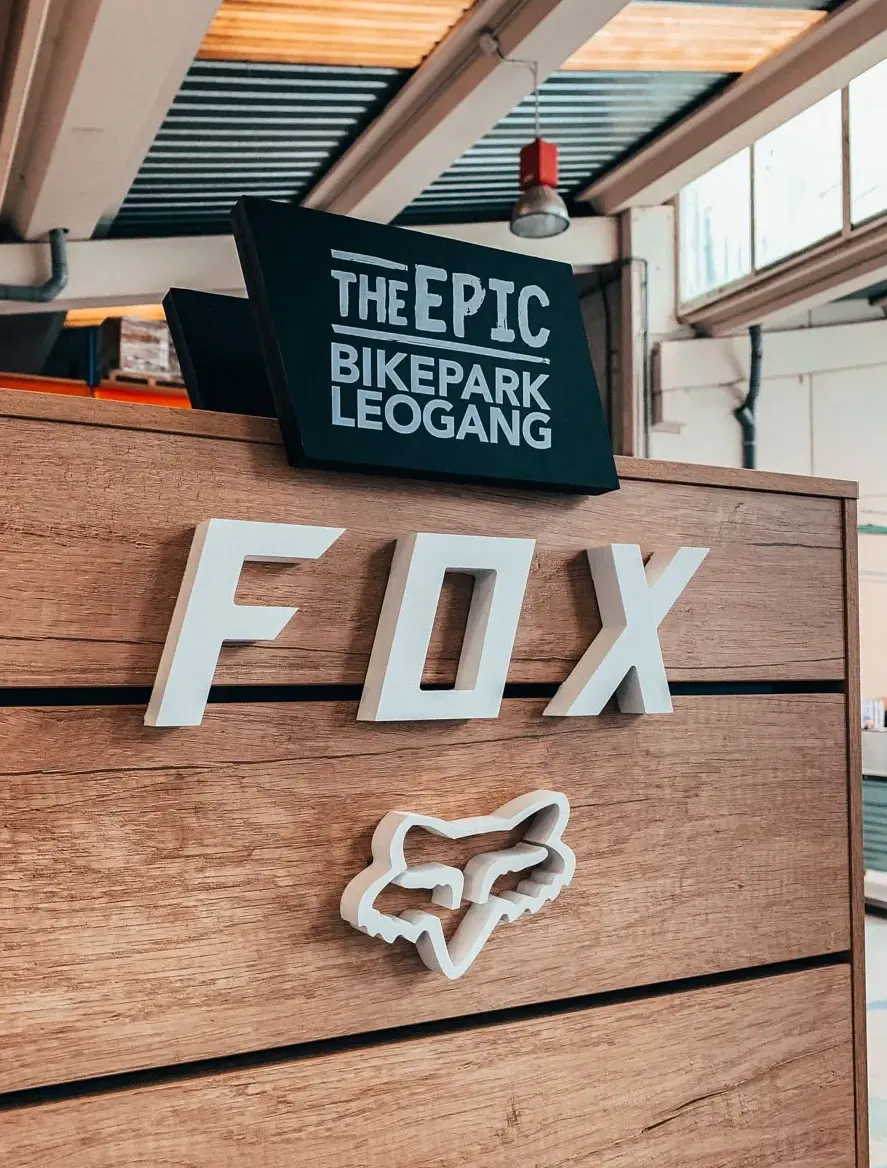 Diseño de PLV en madera y forex para FOX