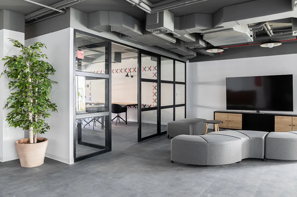 Diseño y producción de señalética en vinilos y corporeos para Vanguard