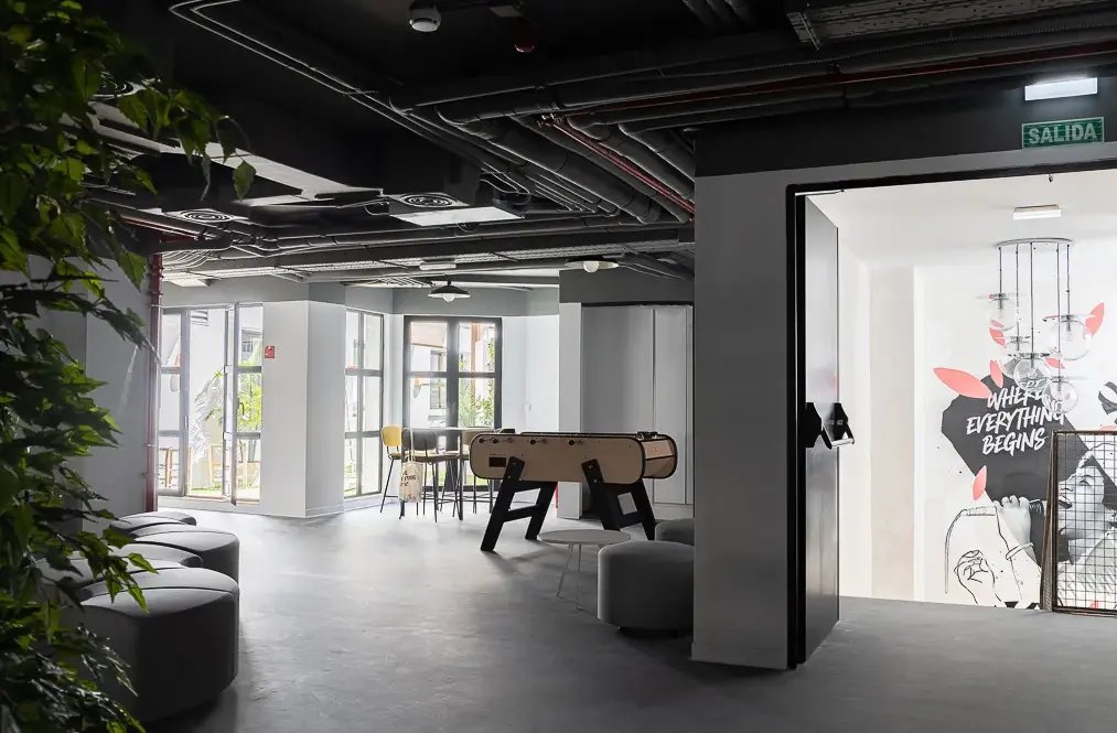 Diseño y producción de señalética en vinilos y corporeos para Vanguard