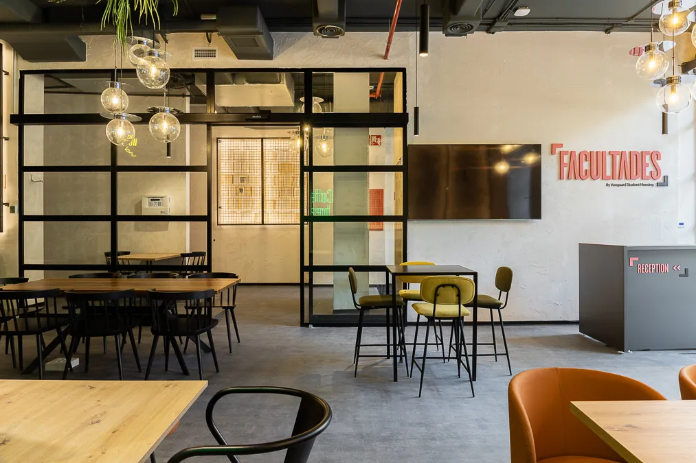 Diseño y producción de señalética en vinilos y corporeos para Vanguard