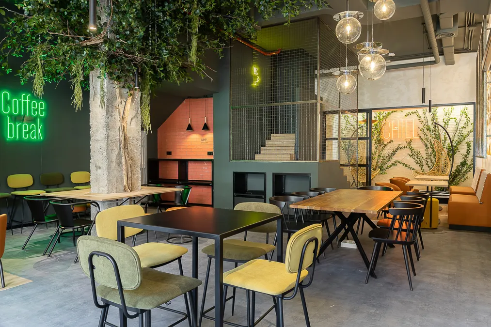 Diseño y producción de señalética en vinilos y corporeos para Vanguard