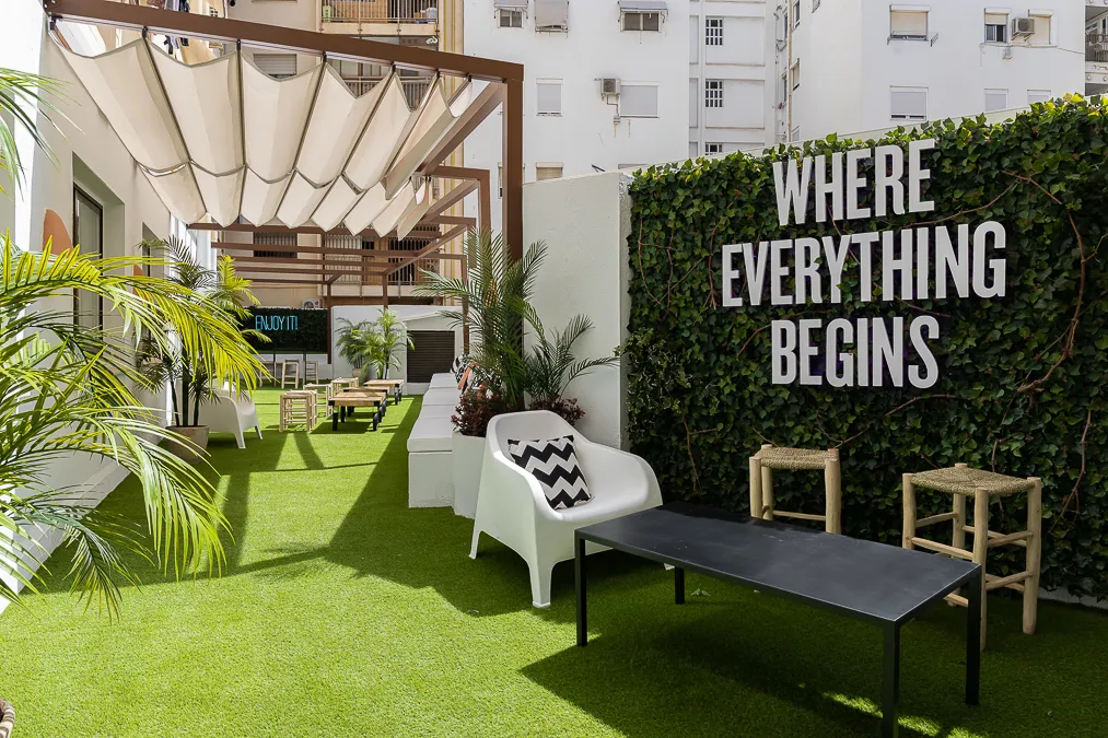 Diseño y producción de señalética en vinilos y corporeos para Vanguard