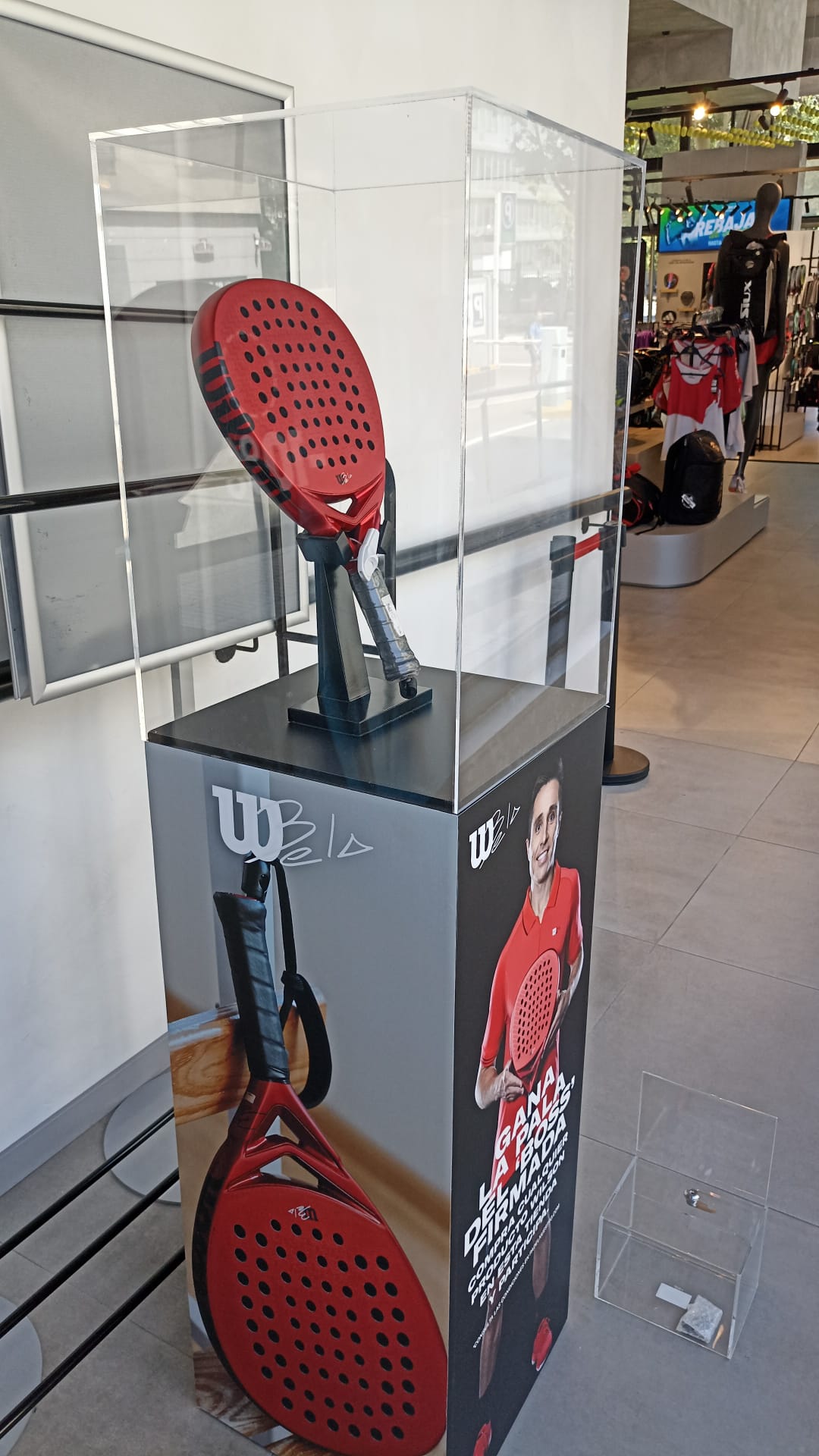 DISPLAY_40x40x100_con vinilo_urn40x40x60cm